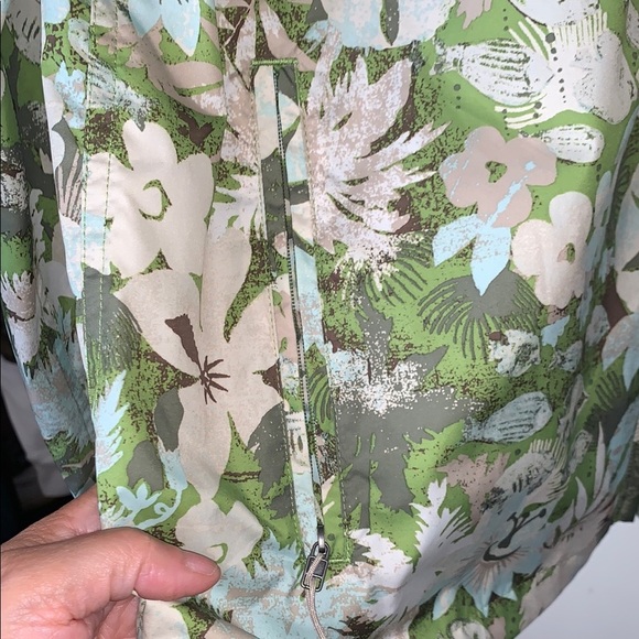 Gently Loved Patagonia Women's Floral Green Jacket —Windbreaker - Picture 3 of 11